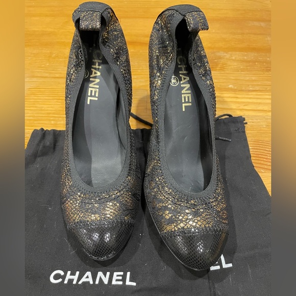 Gorgeous: Authentic Chanel black pumps with gold lace overlay. NWOT - Picture 1 of 7